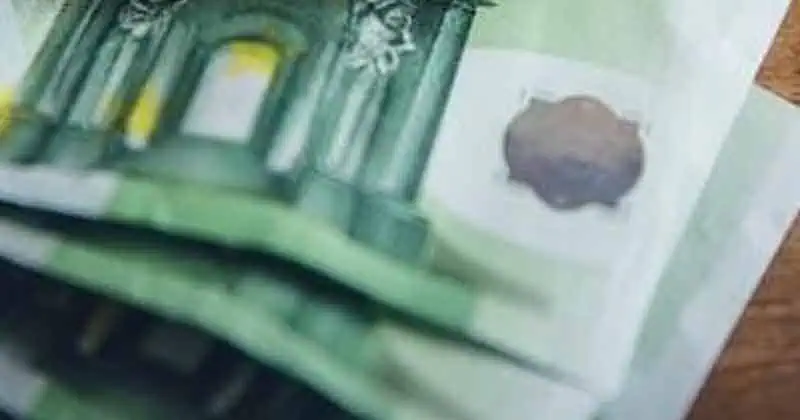 Euro bankbiljetten op tafel, symboliseert financiële kwesties.