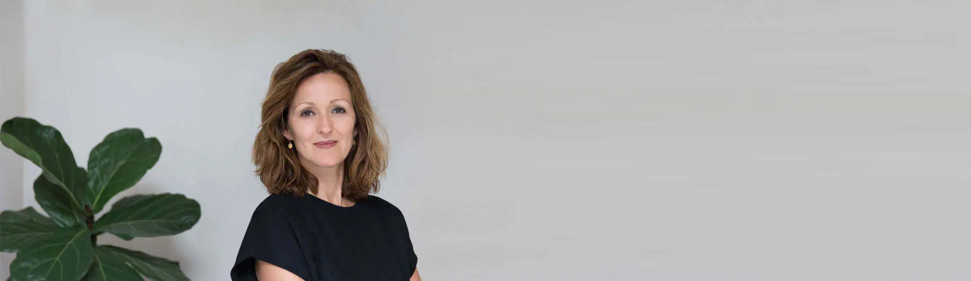 Esther Schoneveld in professionele setting voor advocatuur.
