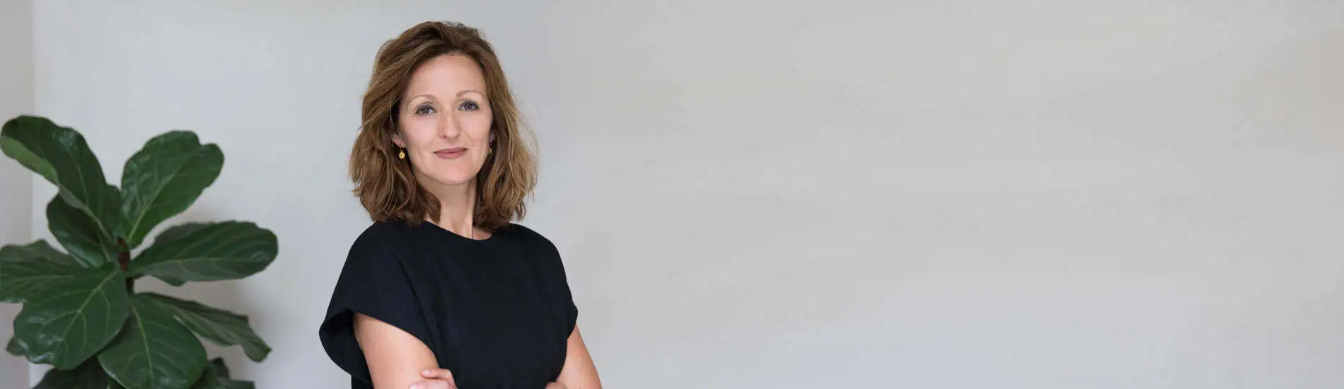 Esther Schoneveld in professionele setting voor advocatuur.