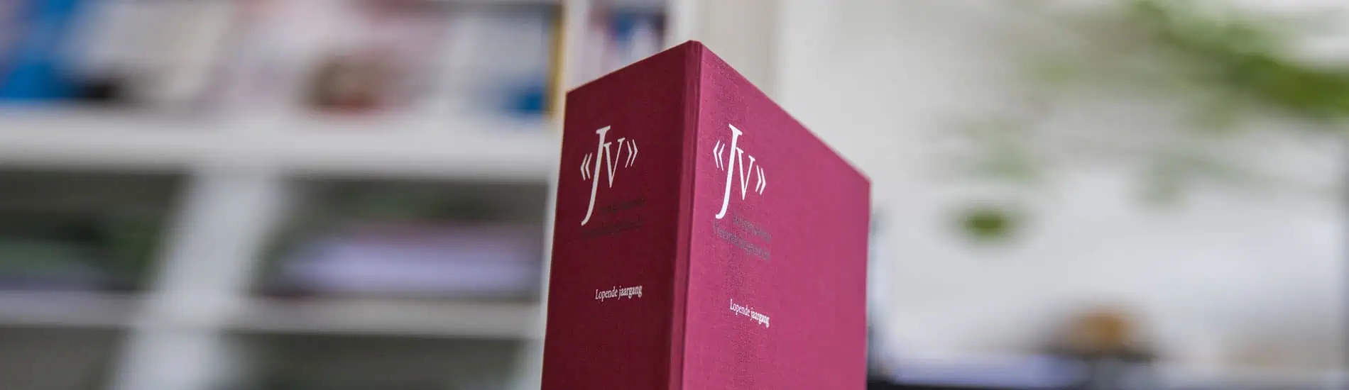 Juridisch document over Ongewenstverklaring op tafel.