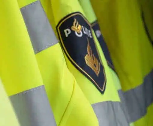 Heldere veiligheidskleding met reflecterende strepen en logo.