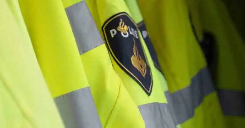 Heldere veiligheidskleding met reflecterende strepen en logo.